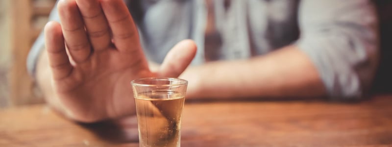 Mann_in_Kneipe_lehnt_Alkohol_ab