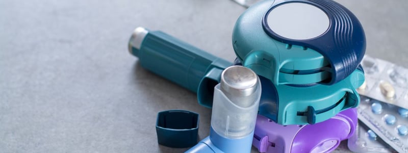 Medikamente zur Behandlung von Asthma. Dosieraerosol, Inhalator und Tabeltten.