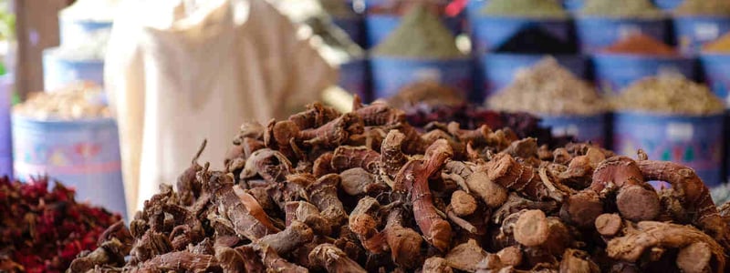 Ein großer Haufen Ginseng-Wurzeln auf einem Markt.