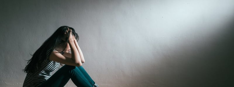 Frau mit Depressionen ist traurig, alleine und verzweifelt.