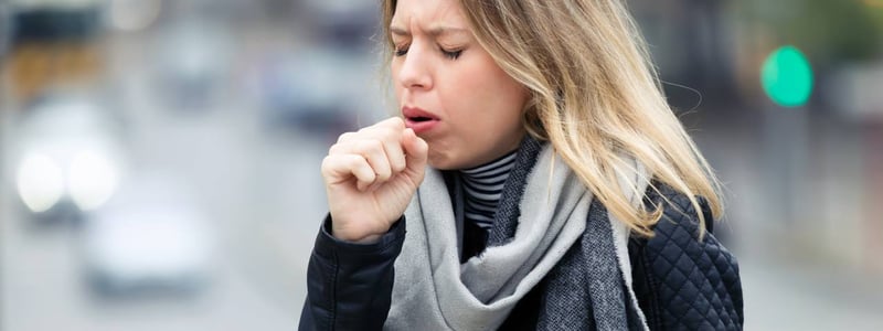 Junge Frau hat Husten durch Infektion der oberen oder unteren Atemwege.