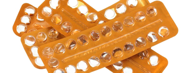 Leere Tablettenblister der Antibabypille repräsentieren die Pillenpause.