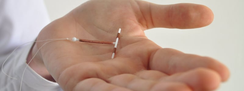 Kupferspirale auf einer Hand liegend