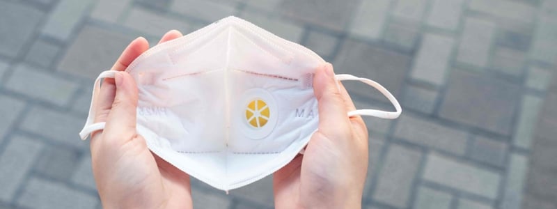 Medizinischer Mundschutz mit Atemventil um eine Ausbreitung der Coronaviren zu vermeiden.