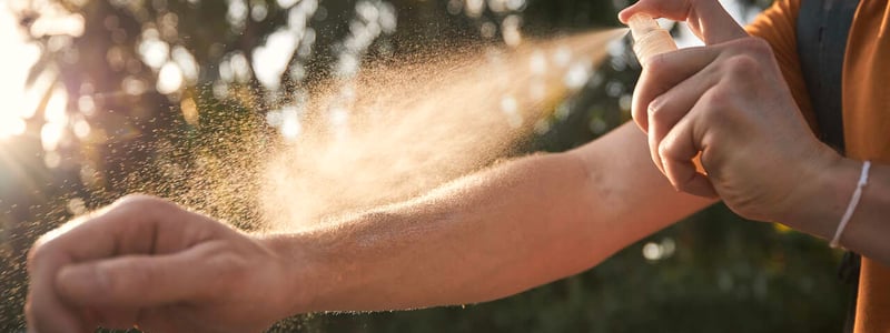Insektenspray schützt vor Mücken und kann so Malaria verhindern.