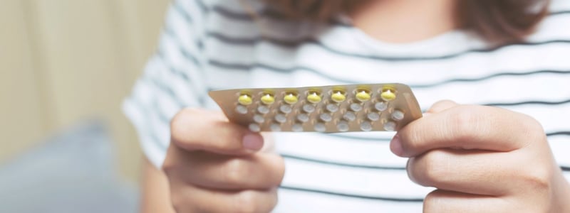 Eine Frau hält eine Packung der Antibabypille in der Hand.