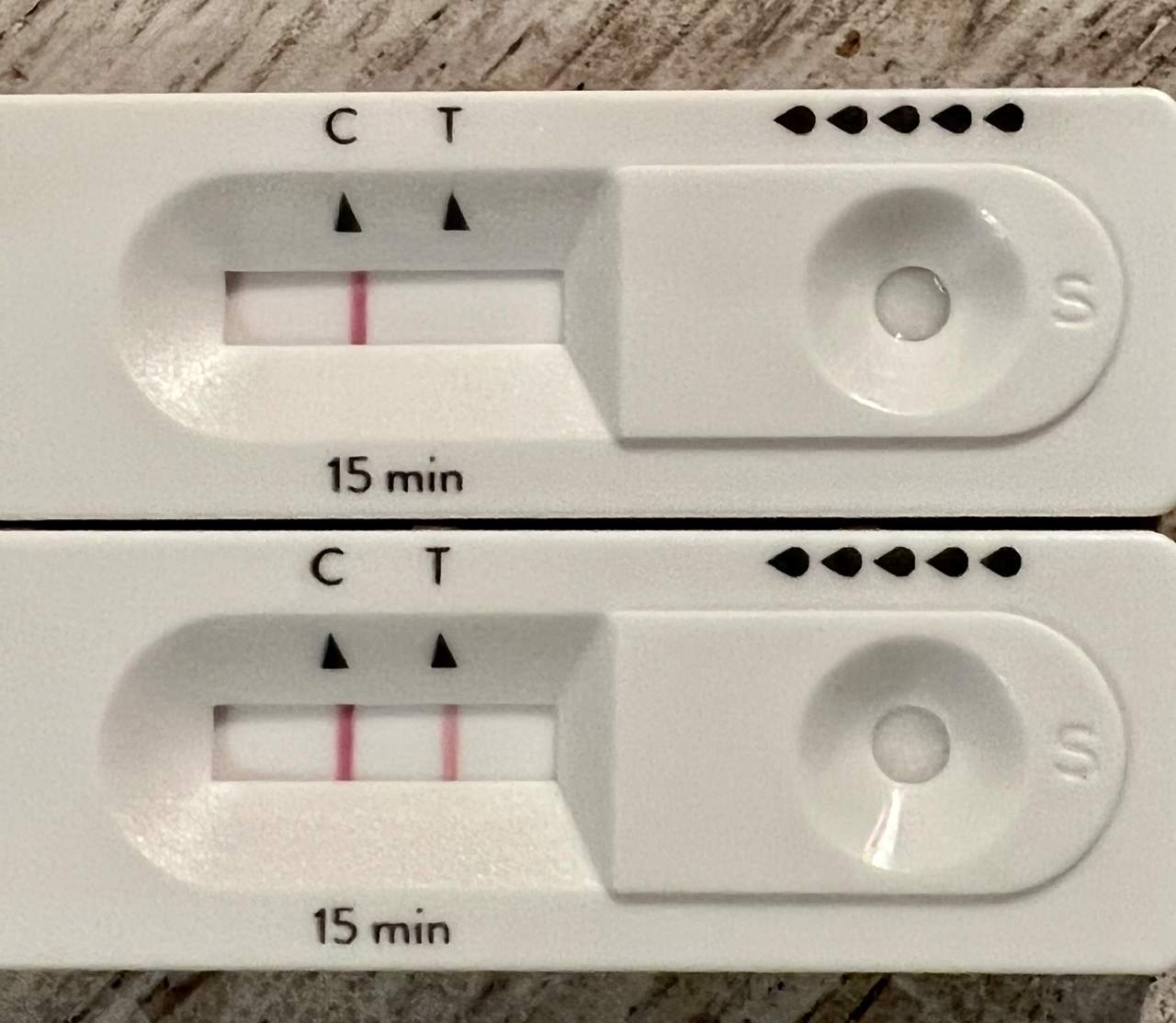 Gezeigt werden ein negativer und ein positiver Corona-Schnelltest im Vergleich.